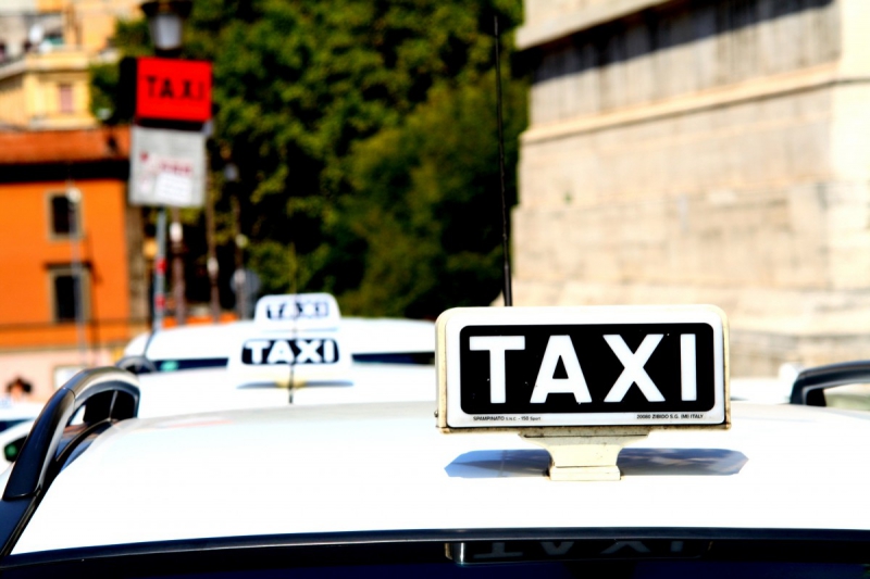 taxis-MEOUNES LES MONTRIEUX-min_taxi_auto_rome_road_white-1051610